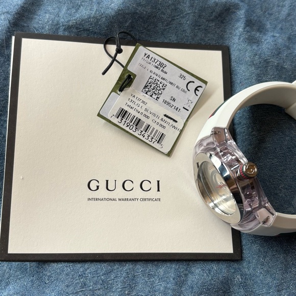 Gucci Sync L Women's White Rubber Strap Quartz Watch - YA137302 - Picture 5 of 8